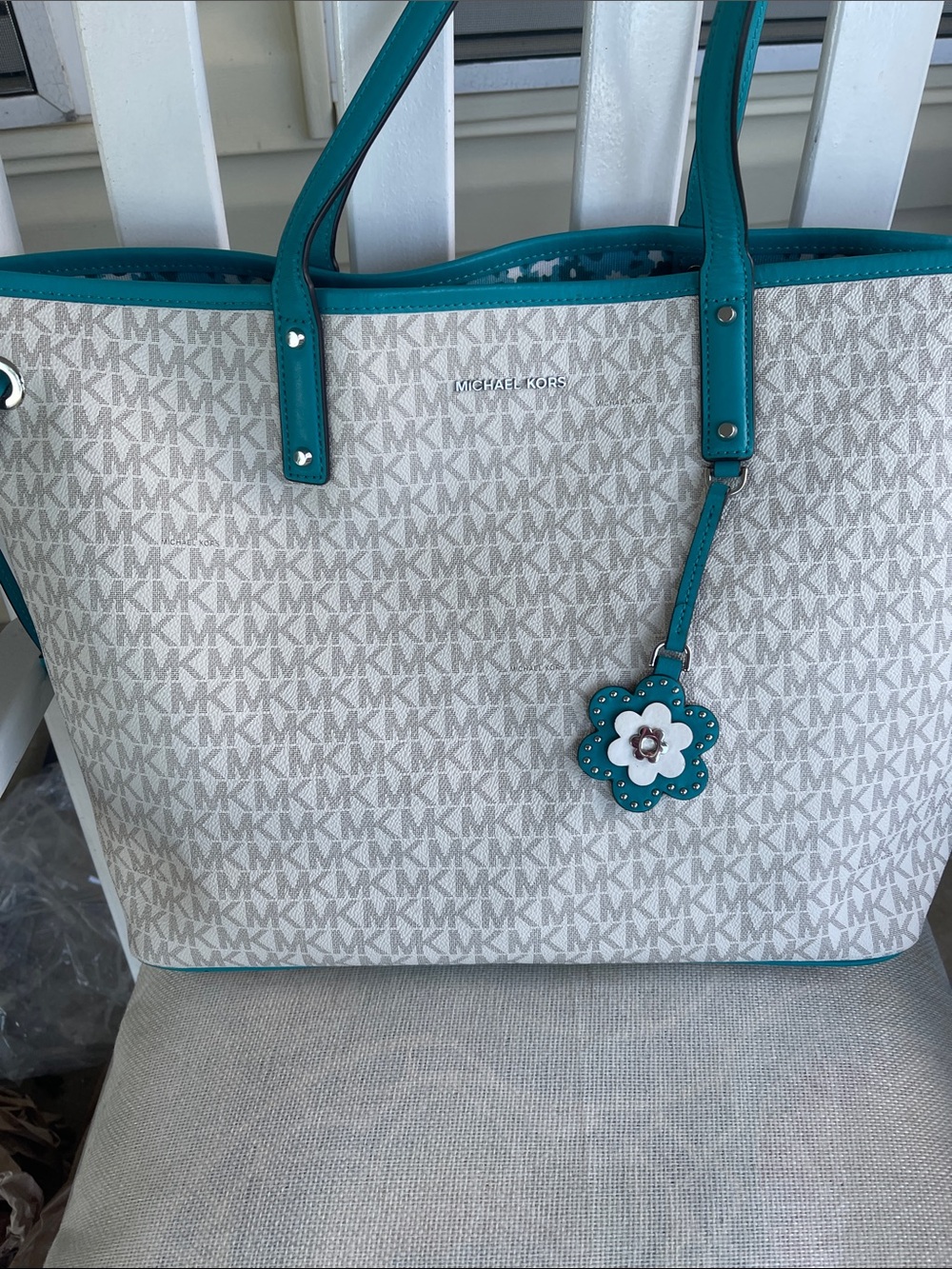 MICHAEL KORS Reversible Cream Signature XL Tote with Teal Trim - Picture 1 of 5